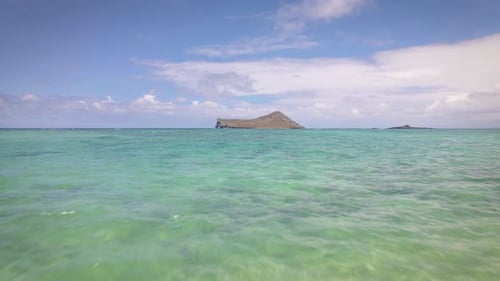 La perfección de la naturaleza es evidente cuando la playa de arena de piedra se combina con los tonos radiantes del mar turquesa i