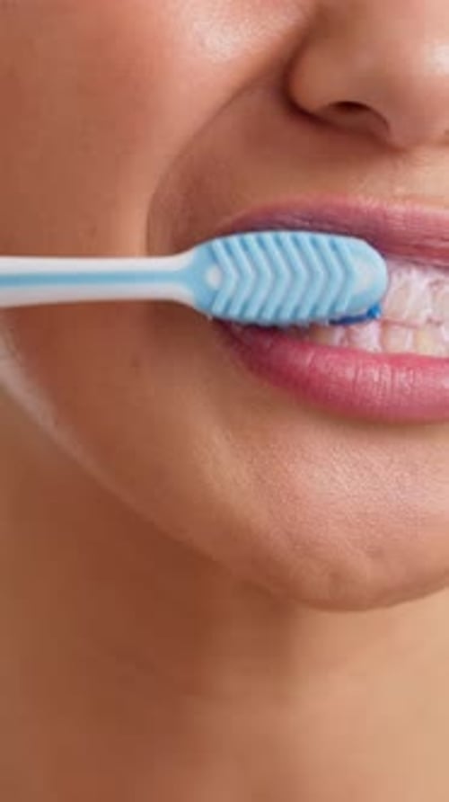 Dentales, pasta de dientes y mujeres cepillándose los dientes de cerca para una higiene bucal, un aliento fresco y una buena salud