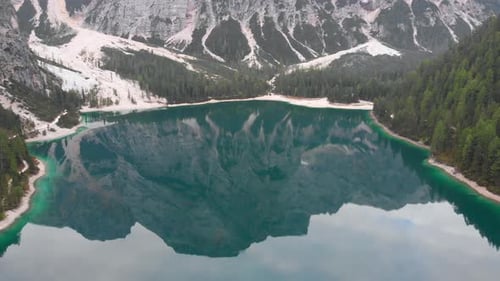 Drohnenaufnahme aus der Luft über dem Pragser Wildsee, die die wunderschöne Natur um ihn herum zeigt, Dolomiten, Italien