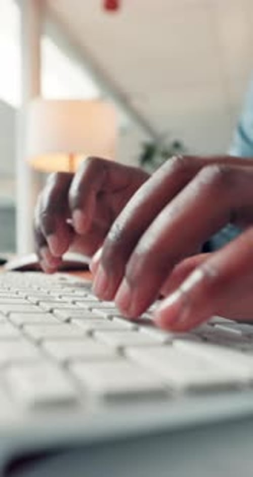 Mãos, teclado e digitação com uma pessoa no local de trabalho para campanha, projeto criativo