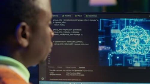 Homem afro-americano trabalhando no computador para escrever código e programação