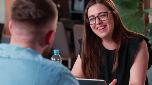 Interviewkonzept Schöne junge glückliche kaukasische lächelnde Personalmanagerin beim Vorstellungsgespräch