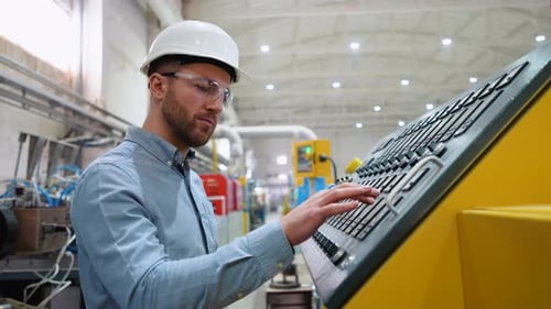 Engenheiro trabalhando em máquina CNC programável em indústrias industriais