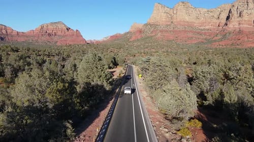 Atemberaubende Luftlandschaft Arizonas mit roten Felsen und Autobahn mit zwei Autos
