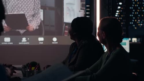 El equipo empresarial se une al debate de la junta asesora después de horas con el CEO