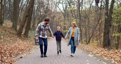 Familia feliz de un hermoso padre adulto, atractiva, rubia, linda madre y juguetón y alegre hijo pequeño