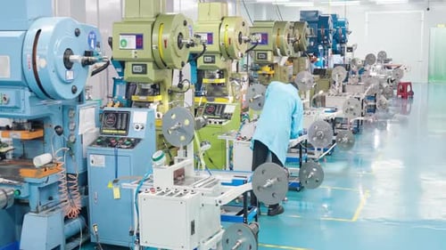 Moderne Industriearbeiter oder Techniker in Schutzausrüstung, Uniform, ständige Inspektion
