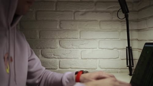 Mann, der auf dem Laptop programmiert. Nahaufnahme des Entwicklers, Programmierers, Softwareingenieurs, IT-Supports Vlad