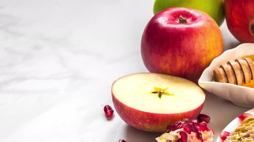 Fondo de fiesta de Año Nuevo judío de Rosh Hashaná con miel, granada y manzanas sobre mármol blanco