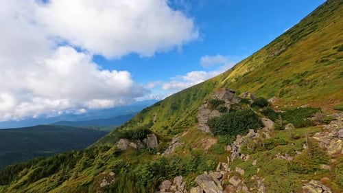 Uma paisagem montanhosa serena e majestosa com vegetação exuberante, céu azul brilhante