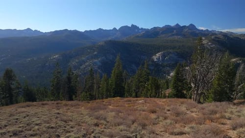 Drone aérien Minarets Vista Mammoth Mountain Lakes, California, Sierras, bannière Banner Peak, PCT Trail, après-midi
