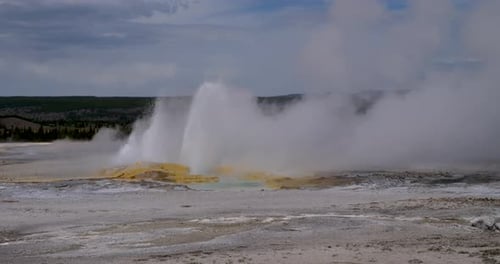 Clepsydra-Geysir bricht im Yellowstone aus