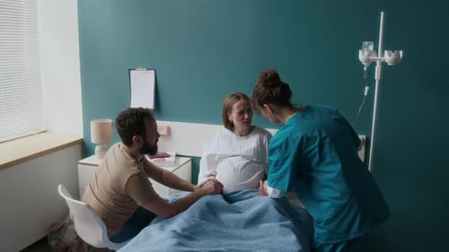 Schwangere Frau erlebt Kontraktionen und erhält Oxytocin-Tropf