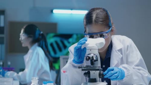 Wissenschaftler testen im Labor zur Erforschung der Pharmazie zur Behandlung von Krankheiten und Viren