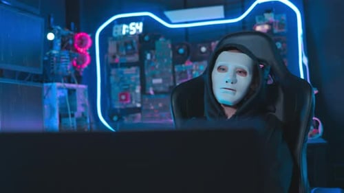 Femmes hackeuses masquées exécutant de l'espionnage numérique
