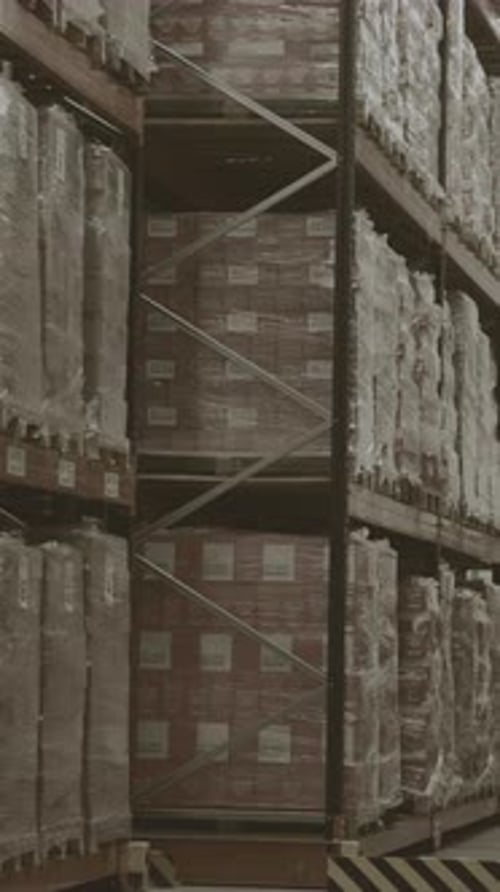 Couloir de stockage avec des boîtes emballées sans fin de marchandises Concept créatif de ventes mondiales