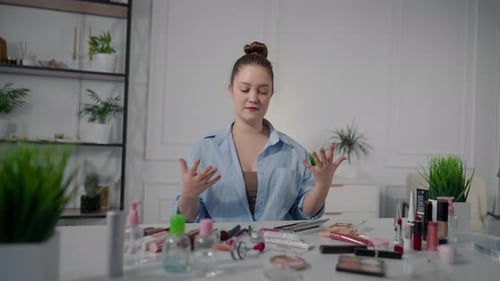 Maquilladora profesional, mujer, graba un blog sobre productos cosméticos modernos, hermosa jovencita