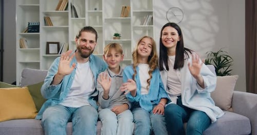 Familia feliz de cuatro retratos, padres, madre y padre, vinculándose con divertidos y lindos niños en edad escolar