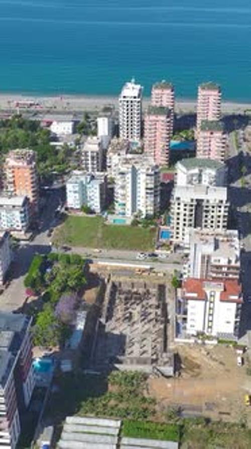 Los trabajadores de vídeo vertical construyen paredes en una obra de construcción concurrida con la energía y la precisión que impulsan el