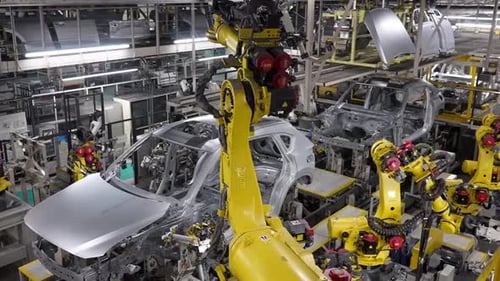 Fabrication de carrosseries dans une usine automobile. Ralenti.