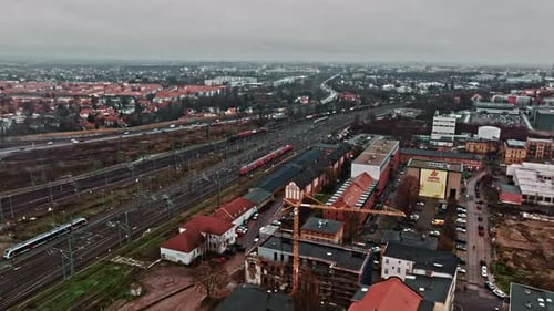 Luftbild eines Zuges am Magdeburger Hauptbahnhof