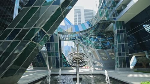 Dubai, Vereinigte Arabische Emirate, 17. Mai 2023 — Neuer abstrakter Wohnkomplex im belebten Viertel Solar