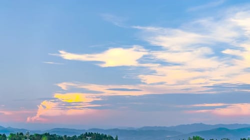 Wunderschöner Naturhimmel, Meer aus weißen, flauschigen Wolken, brennende Wolken, Landschaft, leerer Spiegel