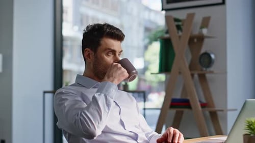 Manager macht Kaffeepause im Büro Open Space Nahaufnahme Entspannter Geschäftsmann