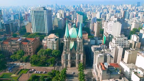 Vista aérea del paisaje urbano de São Paulo que muestra la histórica catedral Sé rodeada de edificios modernos