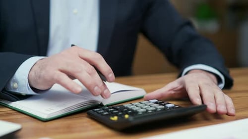 Nahaufnahme der Hände von Finanzanalysten, Buchhaltern, Buchhaltern oder Anlegern, Bericht auf dem Taschenrechner