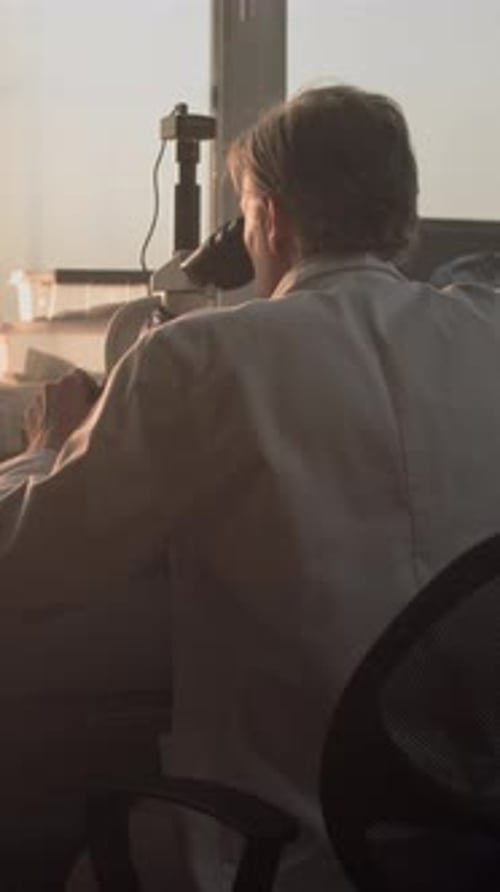 Microbiólogo maduro analisa amostra fóssil sob microscópio