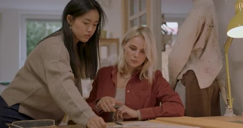 Modedesign-Studenten im Atelier, das Kleidung herstellt