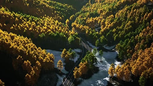 Uma vista aérea de uma estrada nas montanhas