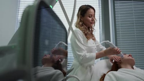 Tracking-Aufnahme einer Kosmetikerin, die mithilfe von Specialized eine Mesotherapie-Behandlung an einer Kundin im Gesicht einer Patientin durchführt