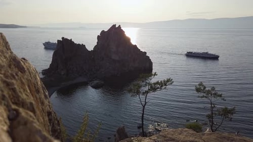 Barcos que atraviesan el lago Baikal, Shaman Rock al atardecer, isla Olkhon