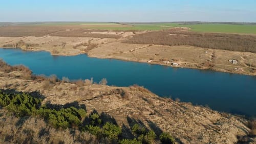 Drohnenaufnahme einer kleinen ländlichen Farm unter dem Blue River in der Nähe von Pinienwald