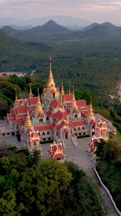 Explorez le magnifique temple Phra Mahathat Chedi Phakdee Prakat sur la colline de Thong Chai en Thaïlande