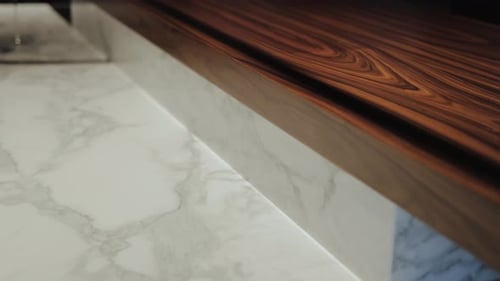 Un detalle elegante y sofisticado de un diseño de mesa de mármol y madera bellamente elaborado