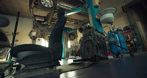 El automóvil se elevó en un elevador y se le quitó el motor en el servicio