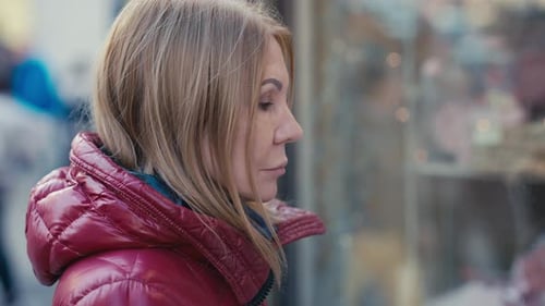 This Scene Captures a Deeply Contemplative Winter Moment Set Within an Urban City Environment