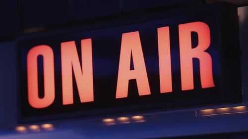 „On air“ -Symbol im Studio mit flüssigem Kamerabeweg 4K