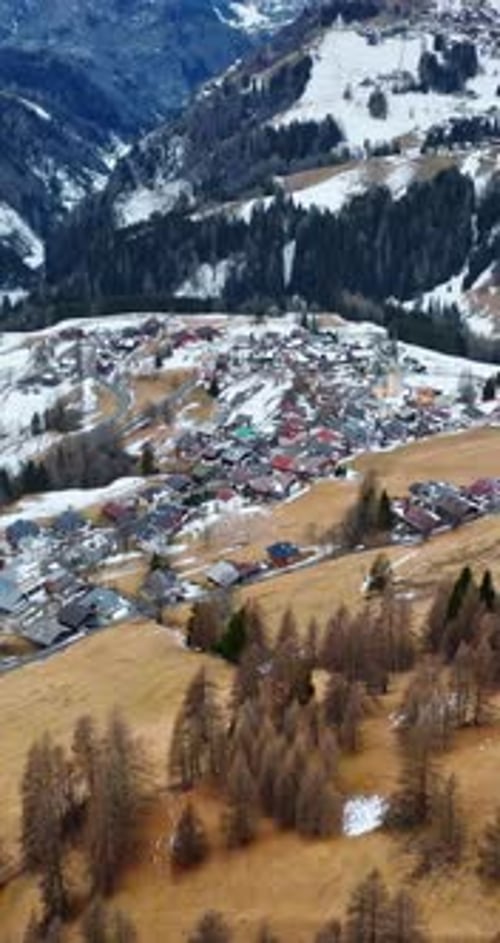 Vue aérienne par drone de la commune de Selva di Cadore entourée par les Dolomites en Italie.
Voir