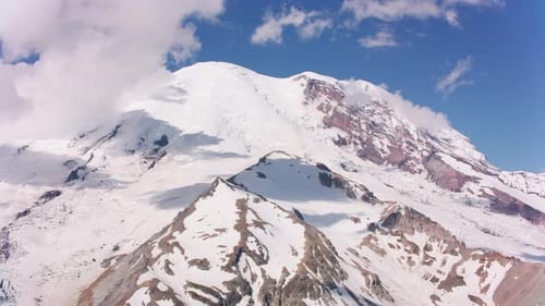 Mont Rainier, Washington, vers 2019. Vue aérienne du mont Rainier. Depuis Helicopter