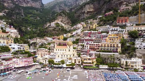 Des images aériennes prises par un drone montrent la scène de la plage de Marina Grande, de l'église Santa Maria Assunta à Posita