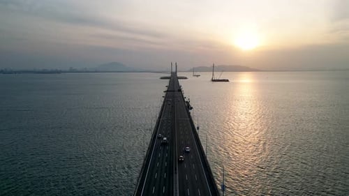 Luftbild der Fahrt über die Autobahn der Penang-Brücke