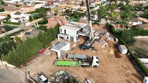 Baustelle eines modernen neuen modularen Hauses, das gebaut wird, Luftaufnahme, Verkleinerung