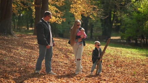 Una familia amistosa camina por el parque con niños
