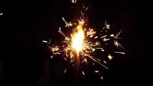 Leuchtende Funken erhellen die Nacht, dynamische Feuerwerke erhellen festliche Anlässe und sind explosiv