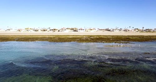 Ascenso aéreo sobre la costa de Puerto Peñasco, Rocky Point, Golfo de California, México.