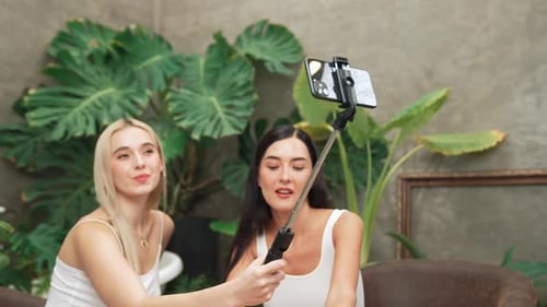 Vídeo tutorial de belleza y cosmética para una mujer joven haciendo contenido. Relajarse